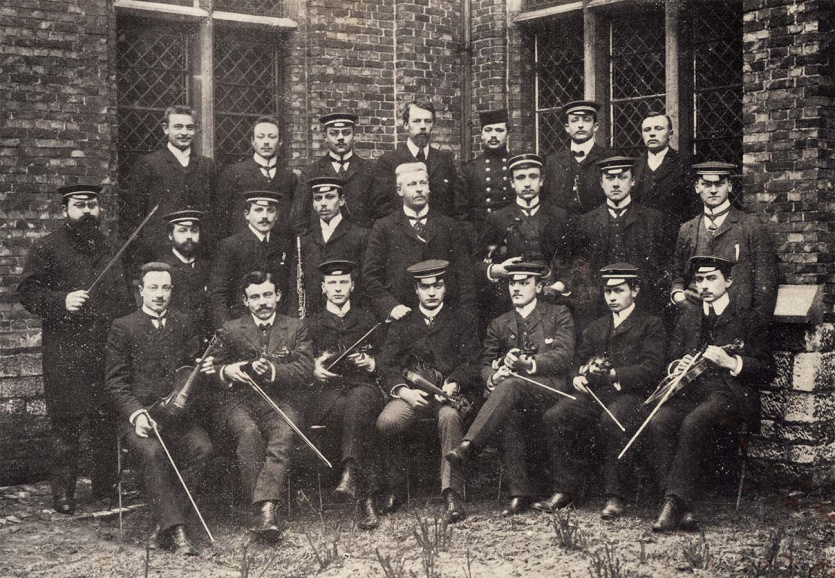 Vlaams studentenleven in Leuven: de studentensymfonie van het Katholiek Vlaams Hoogstudentenverbond (KVHV), ca. 1905. (ADVN, VY1633)